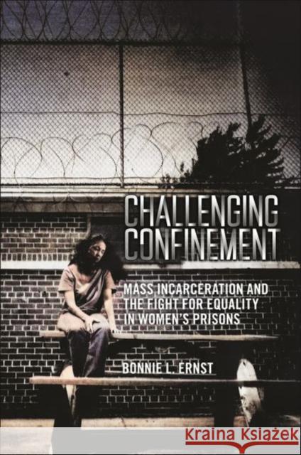 Challenging Confinement Bonnie L. Ernst 9781479825561 New York University Press - książka