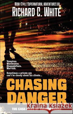 Chasing Danger: The Case Files of Theron Chase Richard C White 9780998236162 Starwarp Concepts - książka