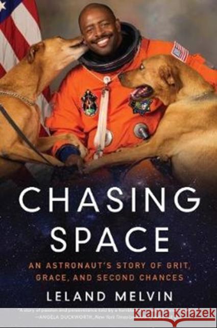 Chasing Space Leland Melvin 9780062496737 HarperCollins Publishers Inc - książka