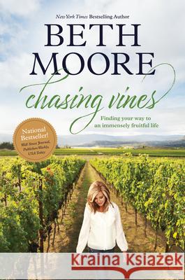 Chasing Vines: Finding Your Way to an Immensely Fruitful Life Beth Moore 9781496440822 Tyndale Momentum - książka