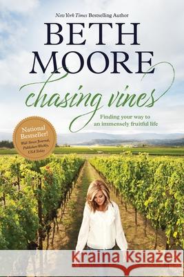 Chasing Vines: Finding Your Way to an Immensely Fruitful Life Beth Moore 9781496440839 Tyndale Momentum - książka