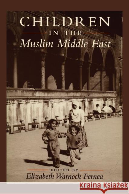 Children in the Muslim Middle East Elizabeth Warnock Fernea 9780292724907 University of Texas Press - książka