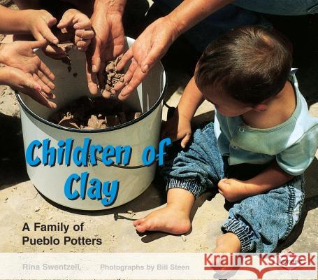 Children of Clay: A Family of Pueblo Potters Rina Swentzell Bill Steen Michael Dorris 9780822596271 Lerner Publishing Group - książka