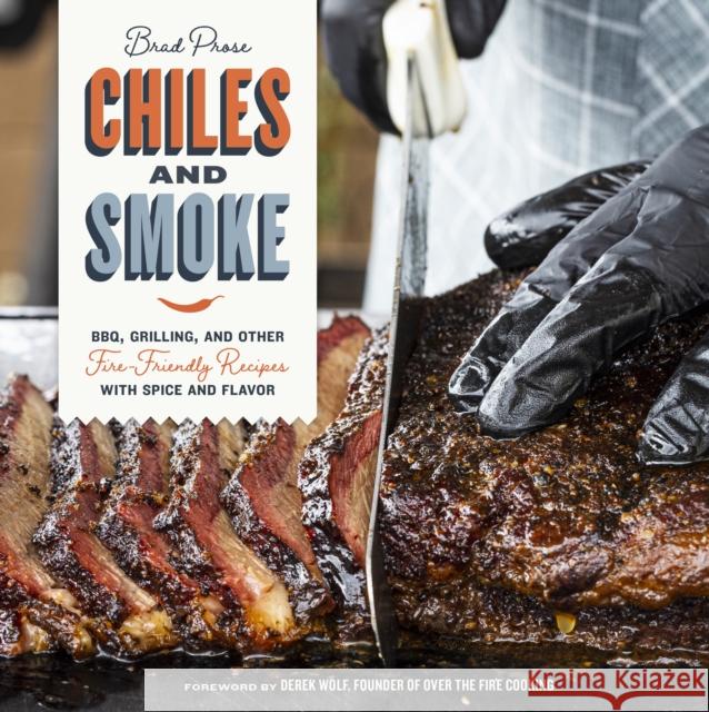 Chiles and Smoke: BBQ, Grilling, and Other Fire-Friendly Recipes with Spice and Flavor Brad Prose 9780760378113 Harvard Common Press,U.S. - książka