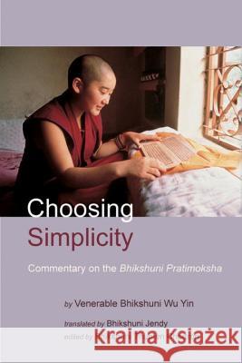 Choosing Simplicity: A Commentary on the Bhikshuni Pratimoksha Venerable Bhikshuni Master Wu Yin        Bhikshuni Jendy Shih Bhikshuni Thubten Chodron 9781559391559 Snow Lion Publications - książka