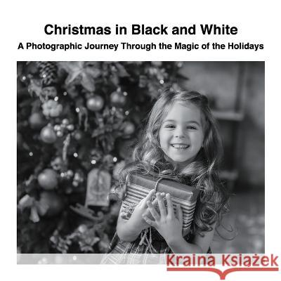 Christmas in Black and White: A Photographic Journey Through the Magic of the Holidays David Sechovicz 9781470929671 Lulu.com - książka