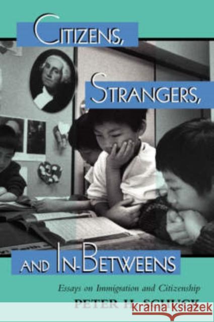 Citizens, Strangers, And In-betweens : Essays On Immigration And Citizenship Peter H. Schuck 9780813368870 Westview Press - książka