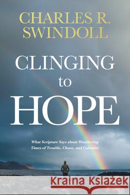 Clinging to Hope: What Scripture Says about Weathering Times of Trouble, Chaos, and Calamity Charles R. Swindoll 9781496435392 Tyndale Momentum - książka