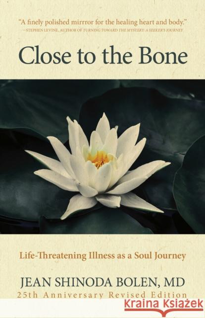 Close to the Bone: Life-Threatening Illness as a Soul Journey Jean Shinoda Bolen 9781642506907 Conari Press - książka