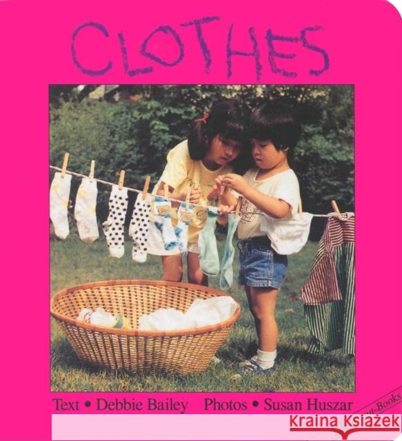 Clothes Debbie Bailey Susan Huszar Sue Huszar 9781550371673 Annick Press - książka