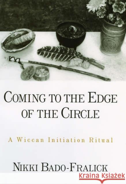 Coming to the Edge of the Circle: A Wiccan Initiation Ritual Bado-Fralick, Nikki 9780195166453 American Academy of Religion Book - książka