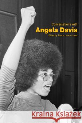 Conversations with Angela Davis Sharon Lynette Jones 9781496829580 University Press of Mississippi - książka