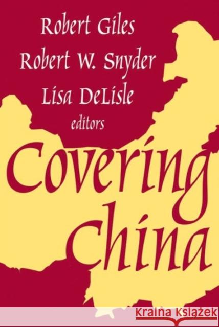 Covering China Robert W. Snyder 9780765806772 Transaction Publishers - książka