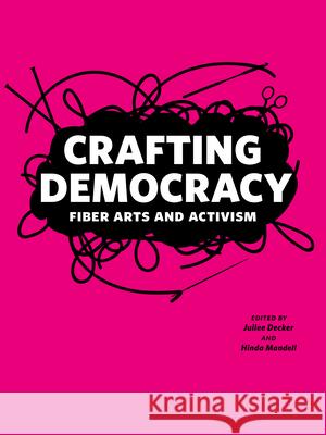 Crafting Democracy: Fiber Arts and Activism Juilee Decker Hinda Mandell  9781939125590 RIT Cary Graphic Arts Press - książka