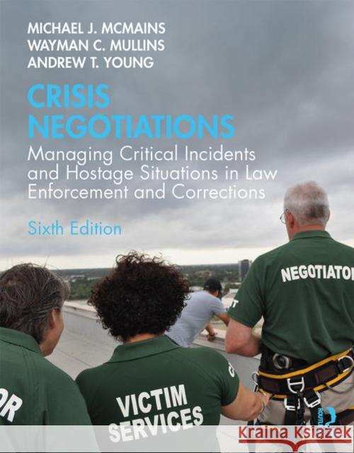 Crisis Negotiations: Managing Critical Incidents and Hostage Situations in Law Enforcement and Corrections Michael McMains Wayman C. Mullins Andrew T. Young 9781138585522 Routledge - książka