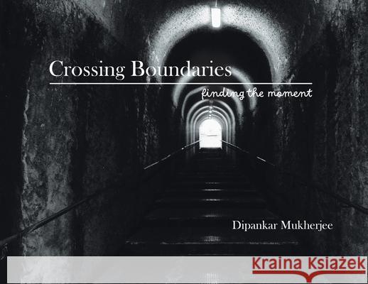 Crossing Boundaries: Finding the Moment Dipankar Mukherjee 9781779627742 Tellwell Talent - książka