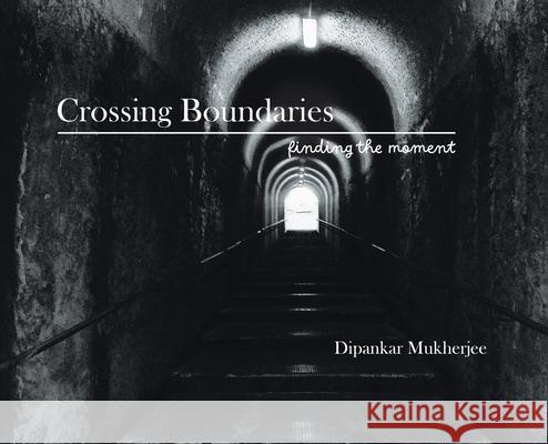 Crossing Boundaries: Finding the Moment Dipankar Mukherjee 9781779627759 Tellwell Talent - książka