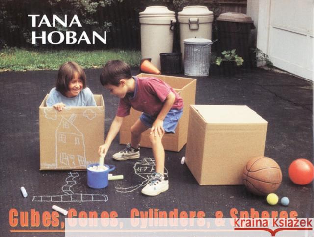 Cubes, Cones, Cylinders, & Spheres Tana Hoban Tana Hoban 9780688153250 Greenwillow Books - książka