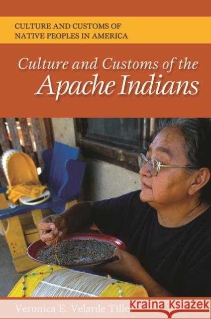 Culture and Customs of the Apache Indians Veronica E. Tiller 9780313364525 Heinemann Educational Books - książka