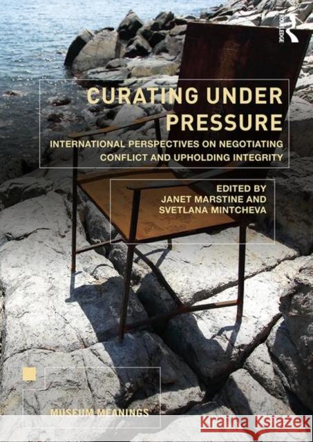 Curating Under Pressure: International Perspectives on Negotiating Conflict and Upholding Integrity Janet Marstine Svetlana Mintcheva 9780815396192 Routledge - książka