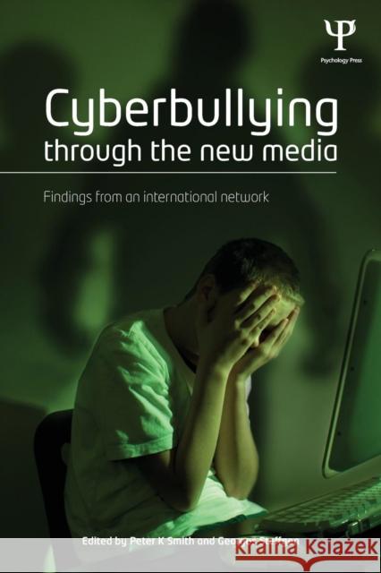 Cyberbullying through the New Media : Findings from an international network Peter Smith 9781848722545  - książka