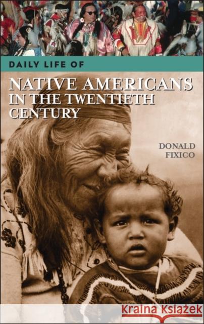 Daily Life of Native Americans in the Twentieth Century Donald Lee Fixico 9780313333576 Greenwood Press - książka