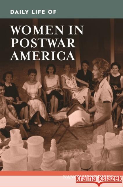 Daily Life of Women in Postwar America Nancy Hendricks 9781440871283 Greenwood - książka