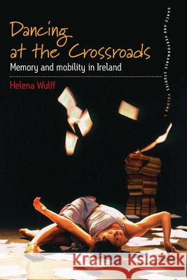 Dancing at the Crossroads: Memory and Mobility in Ireland Wulff, Helena 9781845453282 Berghahn Books - książka