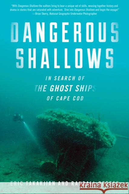 Dangerous Shallows: In Search of the Ghost Ships of Cape Cod Takakjian, Eric 9781493042302 Lyons Press - książka