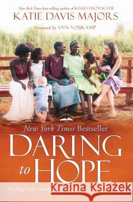 Daring to Hope: Finding God's Goodness in the Broken and the Beautiful Katie Davi Ann Voskamp 9780735290600 Multnomah Books - książka