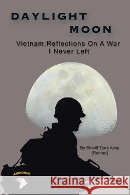 Daylight Moon: Vietnam: Reflections on a war I never left Sheriff Terry Ash 9781665779739 Archway Publishing - książka