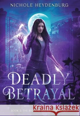 Deadly Betrayal Nichole Heydenburg 9781961608139 Poisoned Ink Press LLC - książka