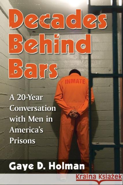 Decades Behind Bars: A 20-Year Conversation with Men in America's Prisons Gaye Holman 9781476669236 McFarland & Company - książka