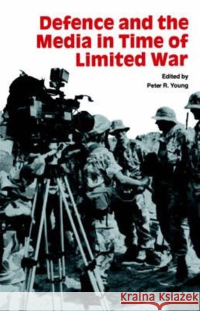 Defence and the Media in Time of Limited War Peter R. Young 9780714634784 Frank Cass Publishers - książka