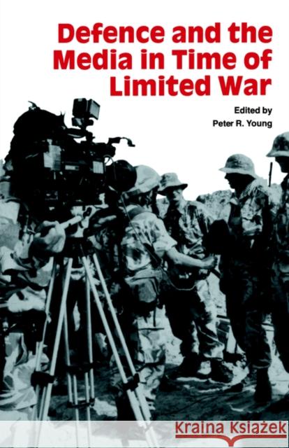 Defence and the Media in Time of Limited War Peter R. Young 9780714640853 Frank Cass Publishers - książka