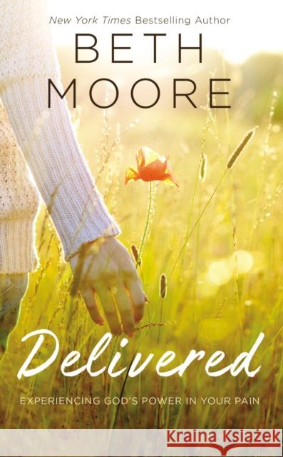 Delivered: Experiencing God's Power in Your Pain Beth Moore 9781404109247 Thomas Nelson - książka