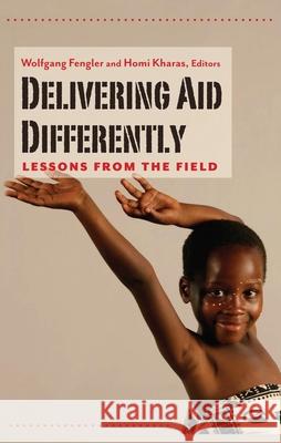 Delivering Aid Differently: Lessons from the Field Fengler, Wolfgang 9780815704805 Not Avail - książka