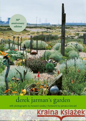 Derek Jarman's Garden: 30th Anniversary Edition Derek Jarman Howard Sooley Jamaica Kincaid 9781643265353 Timber Press (OR) - książka