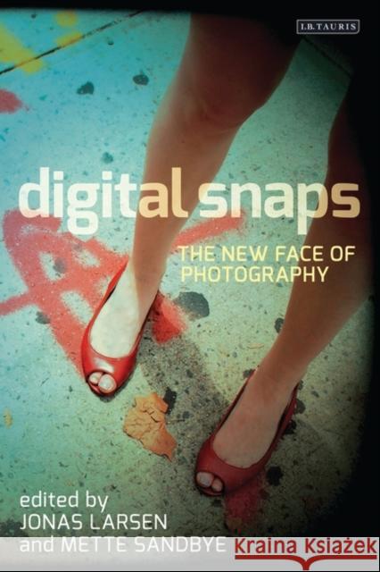 Digital Snaps: The New Face of Photography Larsen, Jonas 9781780763323  - książka