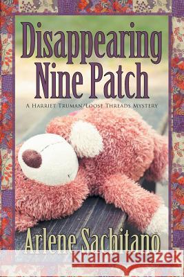 Disappearing Nine Patch Arlene Sachitano 9781612713007 Zumaya Enigma - książka