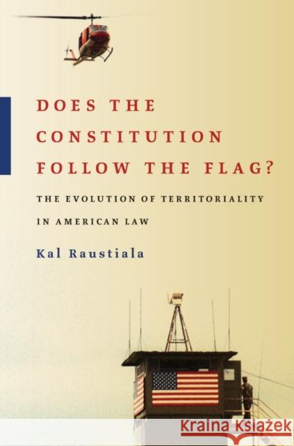 Does the Constitution Follow the Flag?: The Evolution of Territoriality in American Law Raustiala, Kal 9780195304596 Oxford University Press, USA - książka