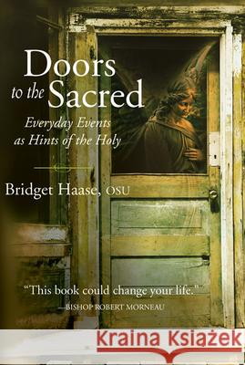 Doors to the Sacred: Everyday Events as Hints of the Holy Bridget Haase 9781612614762 Paraclete Press (MA) - książka