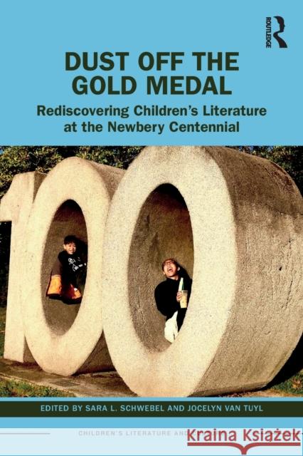 Dust Off the Gold Medal: Rediscovering Children’s Literature at the Newbery Centennial Sara L. Schwebel Jocelyn Va 9781032048093 Routledge - książka