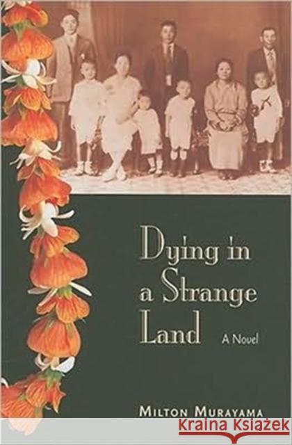 Dying in a Strange Land Milton Murayama 9780824831974 University of Hawaii Press - książka