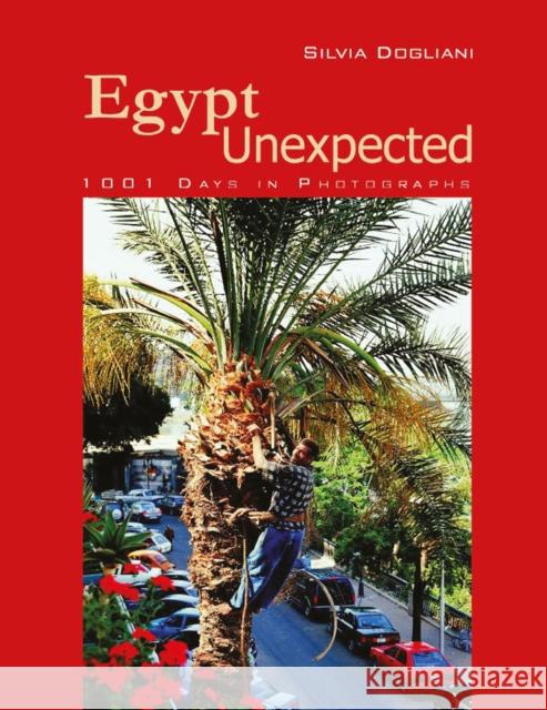 Egypt Unexpected: 1001 Days in Photographs Dogliani, Silvia 9789774162626 American University in Cairo Press - książka