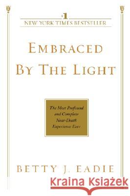 Embraced by the Light: The Most Profound and Complete Near-Death Experience Ever Betty J. Eadie 9780553382150 Bantam Books - książka