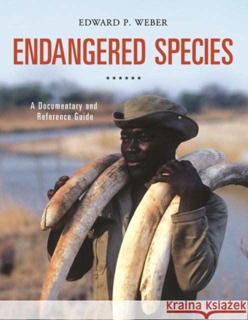 Endangered Species: A Documentary and Reference Guide Edward P. Weber 9781440836565 Greenwood - książka