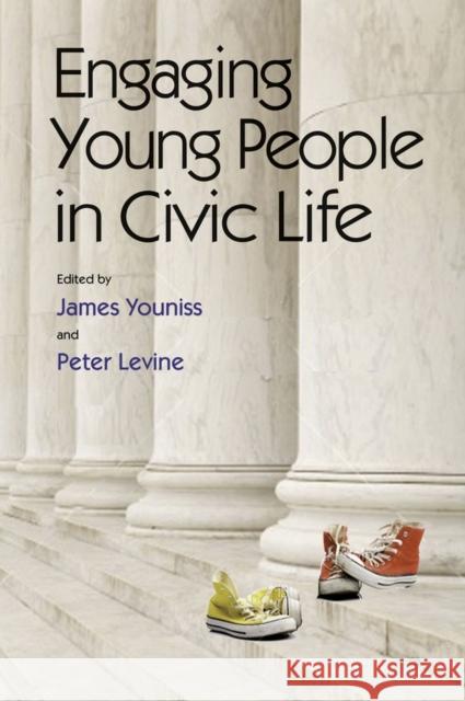 Engaging Young People in Civic Life James Youniss Peter Levine Lee Hamilton 9780826516503 Vanderbilt University Press - książka
