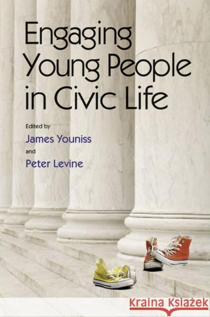 Engaging Young People in Civic Life James Youniss Peter Levine Lee Hamilton 9780826516510 Vanderbilt University Press - książka
