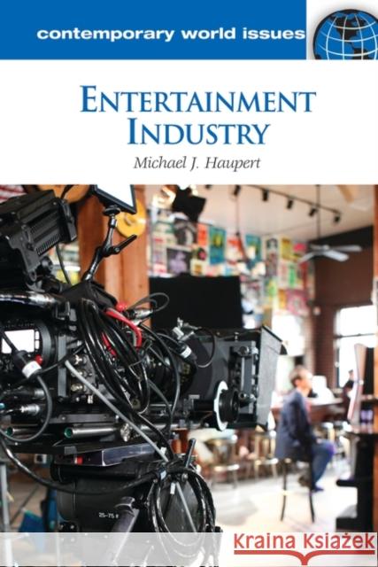 Entertainment Industry: A Reference Handbook Michael Haupert 9781598845945 ABC-CLIO - książka